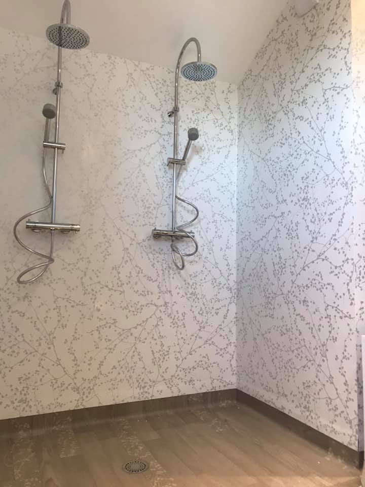 Pose de revêtement de mur