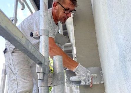 Pose de plaques d'isolation sur une façade extérieure