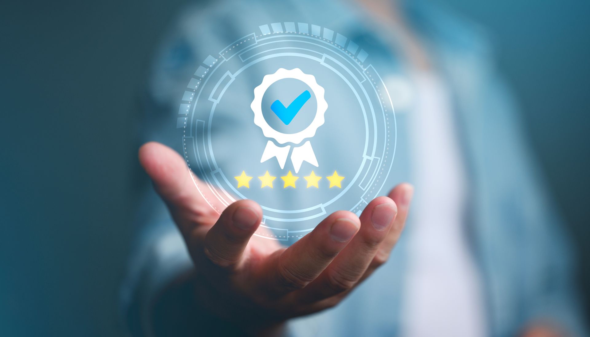 Une médaille et des étoiles dans une main