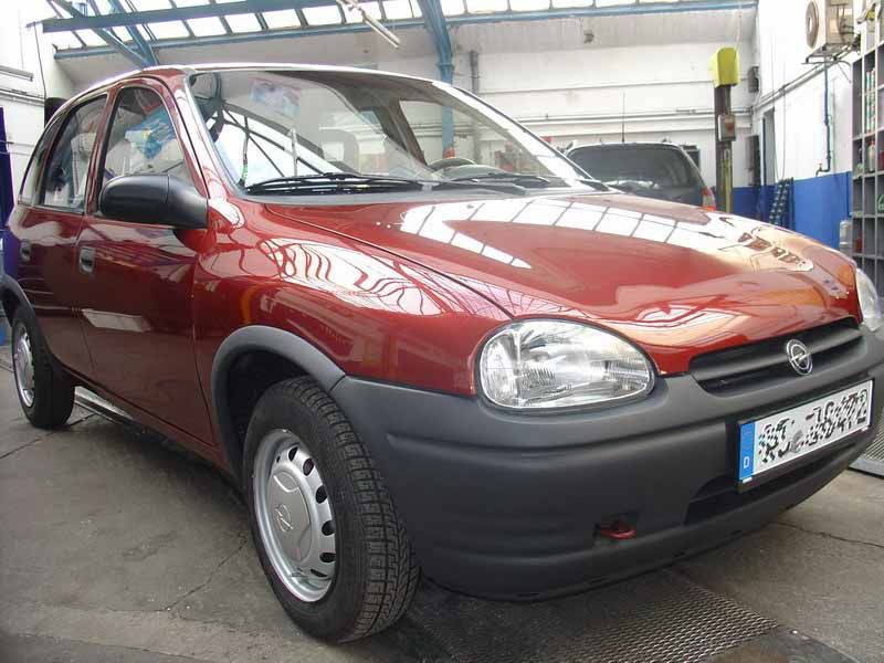 Ein rotes Auto mit einem Nummernschild, auf dem steht NC-215-SSN, steht in einer Garage