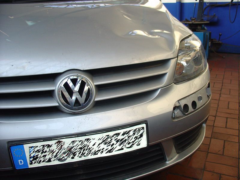 Ein silberner Volkswagen mit einem Nummernschild mit der Aufschrift ec