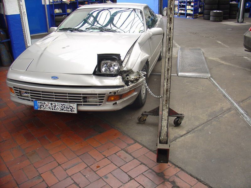 Ein silbernes Auto mit einem Nummernschild mit der Aufschrift „FN“