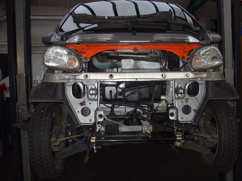 Die Vorderseite eines Autos mit abgenommener Motorhaube