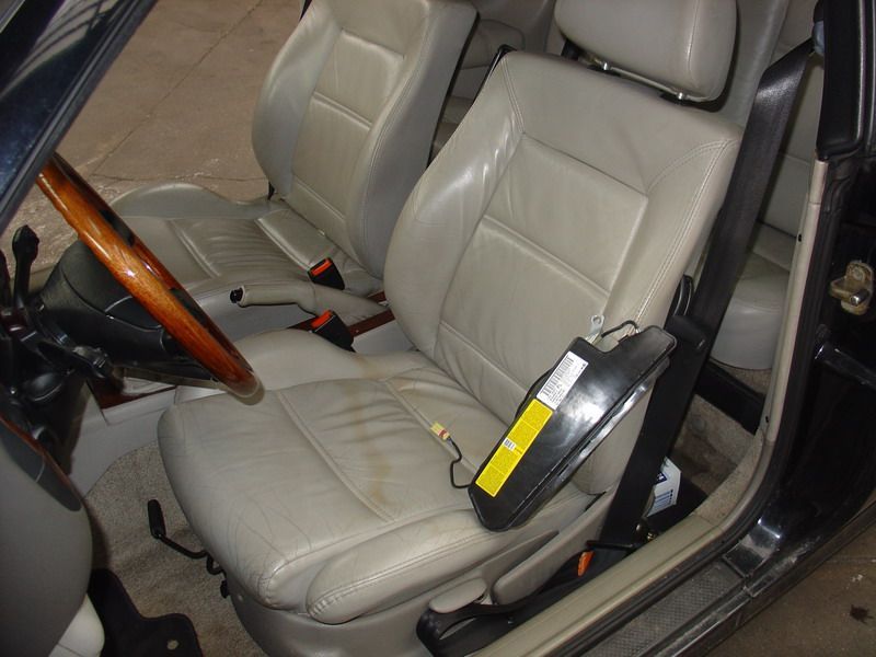 Ein Autositz mit einem gelben Aufkleber mit der Aufschrift „Achtung“