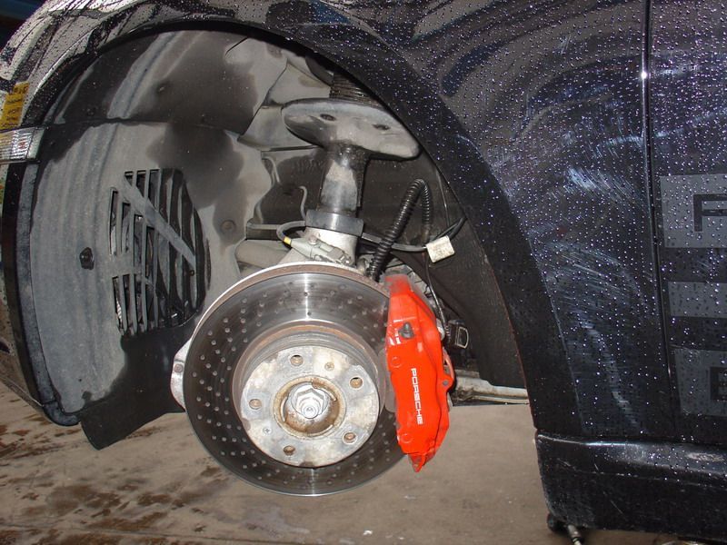 Ein schwarzes Auto mit einem roten Bremssattel hat den Buchstaben F auf der Seite