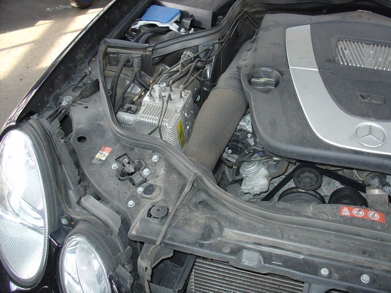 Ein Mercedes-Motor ist mit geöffneter Motorhaube zu sehen