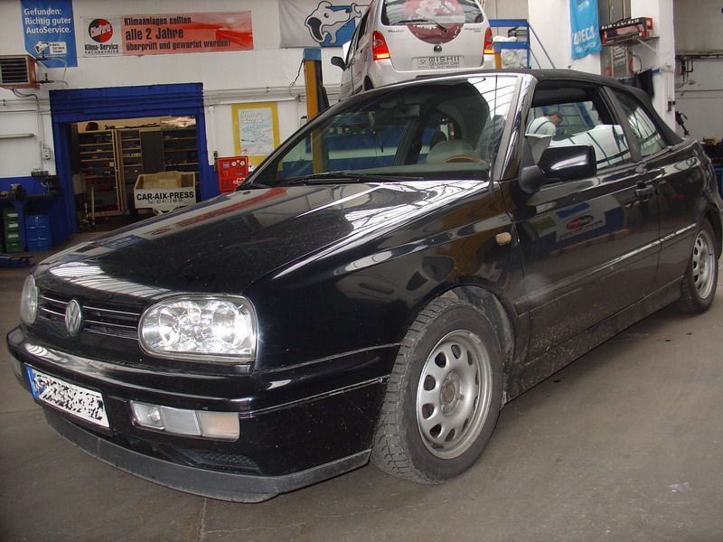 Ein schwarzes Auto steht vor einem Schild mit der Aufschrift „Filter“