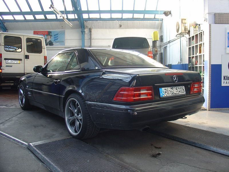 Ein schwarzer Mercedes steht in einer Garage