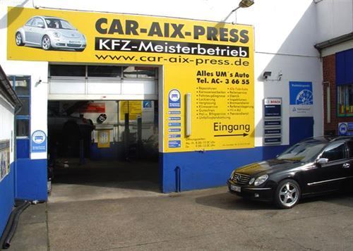 Ein auto steht vor einem auto-aix-press kfz-meisterbetrieb