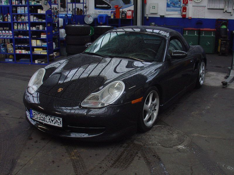 Ein schwarzer Porsche steht in einer Garage