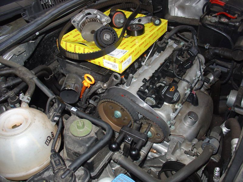 Ein Automotor mit einem gelben Kasten darauf, auf dem Bosch steht