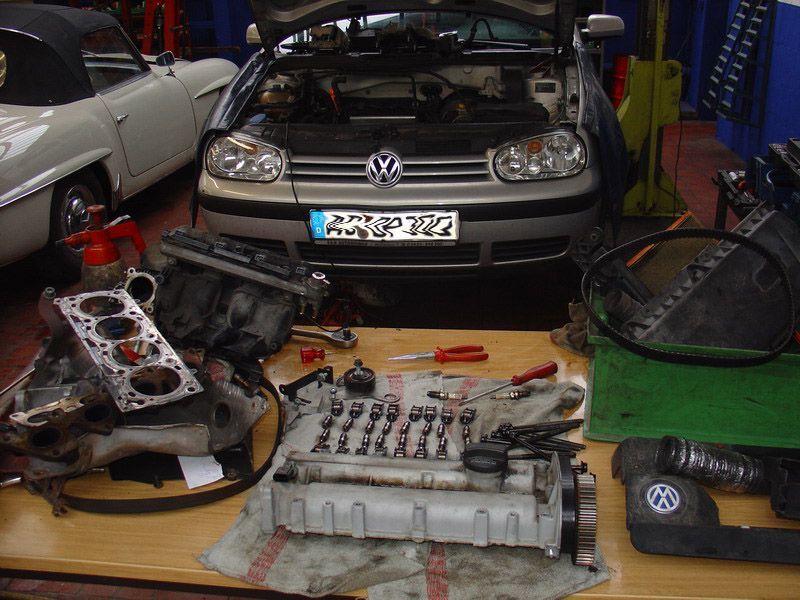 Ein Volkswagen mit einem Nummernschild mit der Aufschrift „ACSP 222“