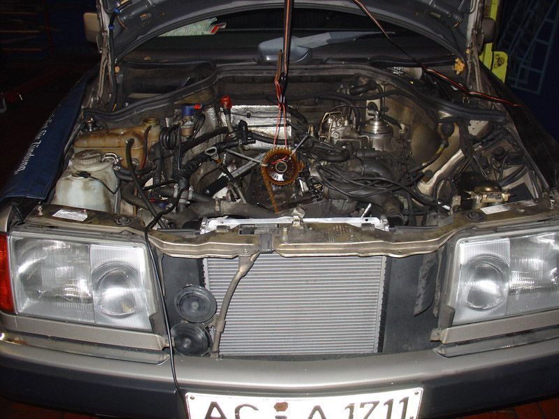 Ein Auto mit geöffneter Motorhaube hat ein Nummernschild mit der Aufschrift „ac a 1714“