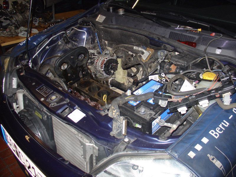 Ein blaues Auto mit geöffneter Motorhaube trägt das Wort „Beru“ auf der Seite