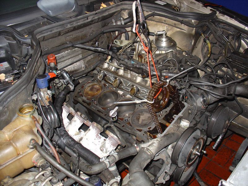 Eine Nahaufnahme eines Automotors mit ein paar Kabeln, die aus ihm herauskommen