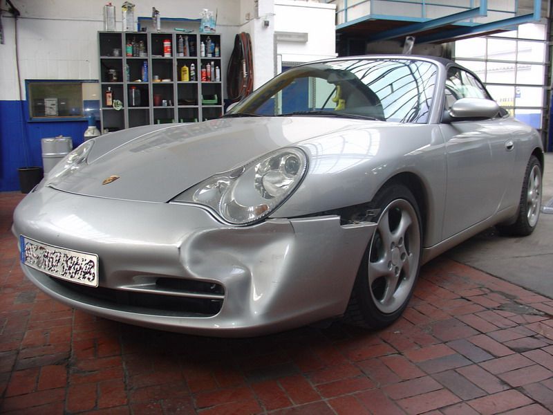 Ein silberner Sportwagen mit einem Nummernschild, auf dem