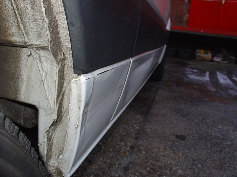 Ein schwarz-weißes Auto mit einer beschädigten Seite