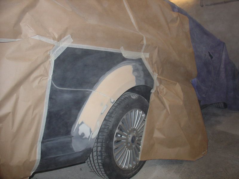 Ein Auto ist mit Packpapier und Klebeband beklebt