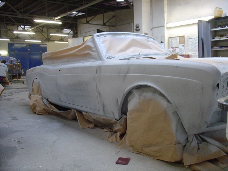 Ein Auto in einer Garage ist mit Sandpapier bedeckt