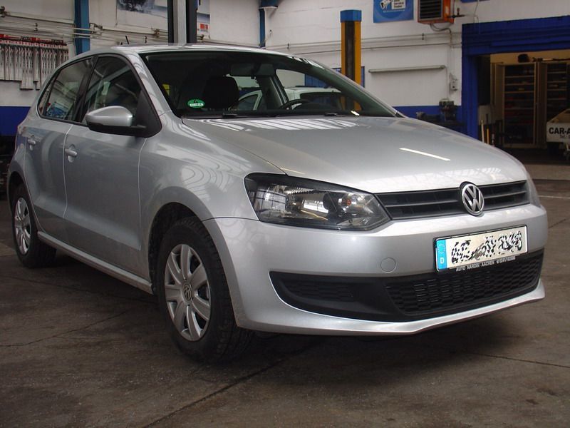 Ein silberner Volkswagen Polo steht in einer Garage