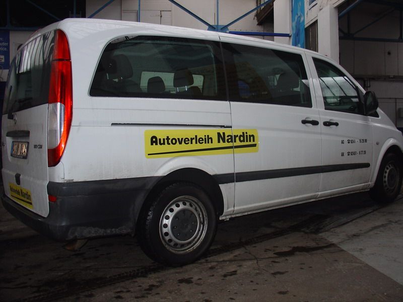 Ein weißer Lieferwagen mit einem gelben Schild mit der Aufschrift „autoverlaih nardin“