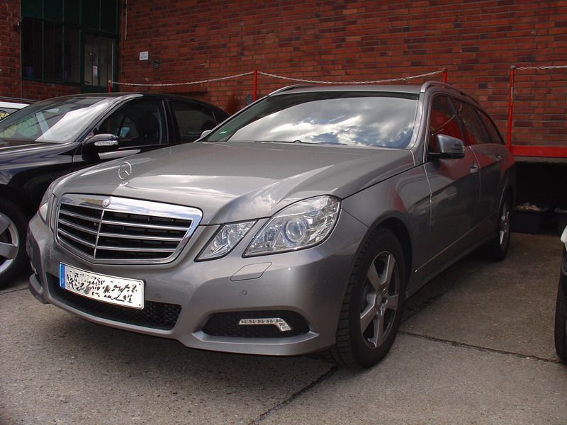 Ein grauer Mercedes mit dem Nummernschild TSG R422N steht vor einem Backsteingebäude