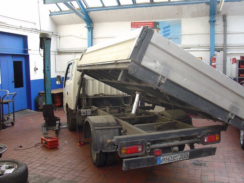 Ein Muldenkipper mit einem Nummernschild, das mit dem Buchstaben B beginnt