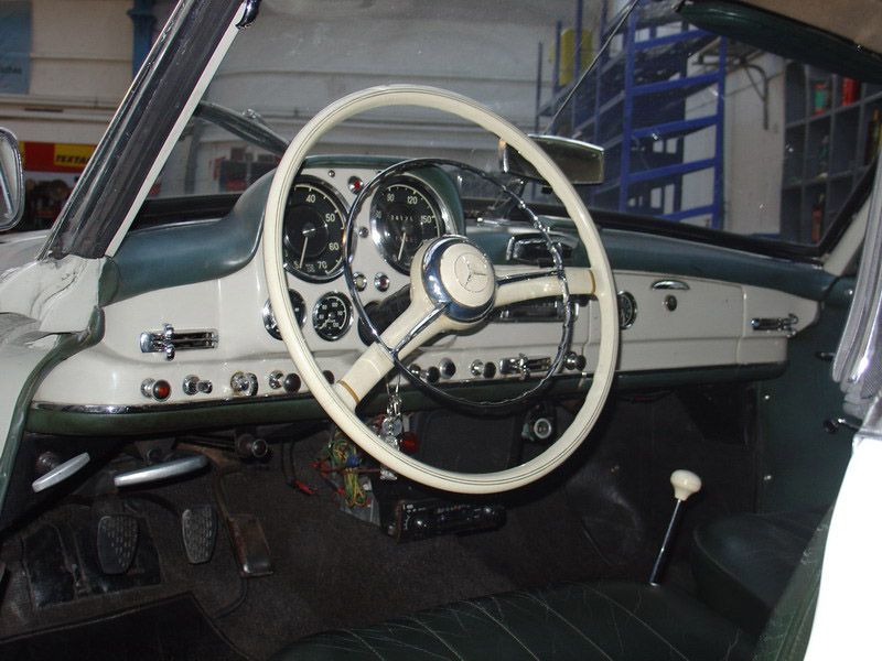 Ein Auto mit einem Lenkrad, auf dem Mercedes steht