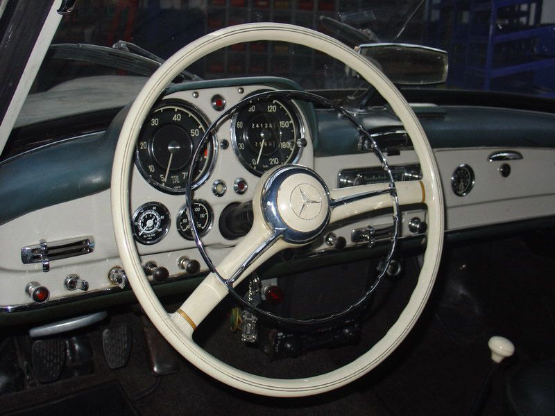 Ein Lenkrad mit einem Mercedes-Logo darauf