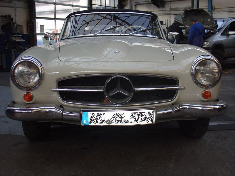 Ein weißer Mercedes mit einem Nummernschild, auf dem KC steht
