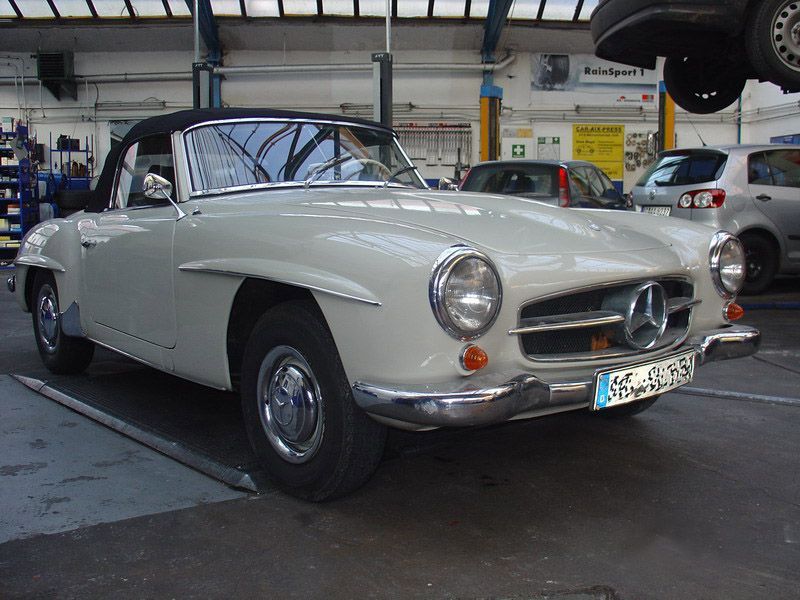 Ein weißer Mercedes steht in einer Garage