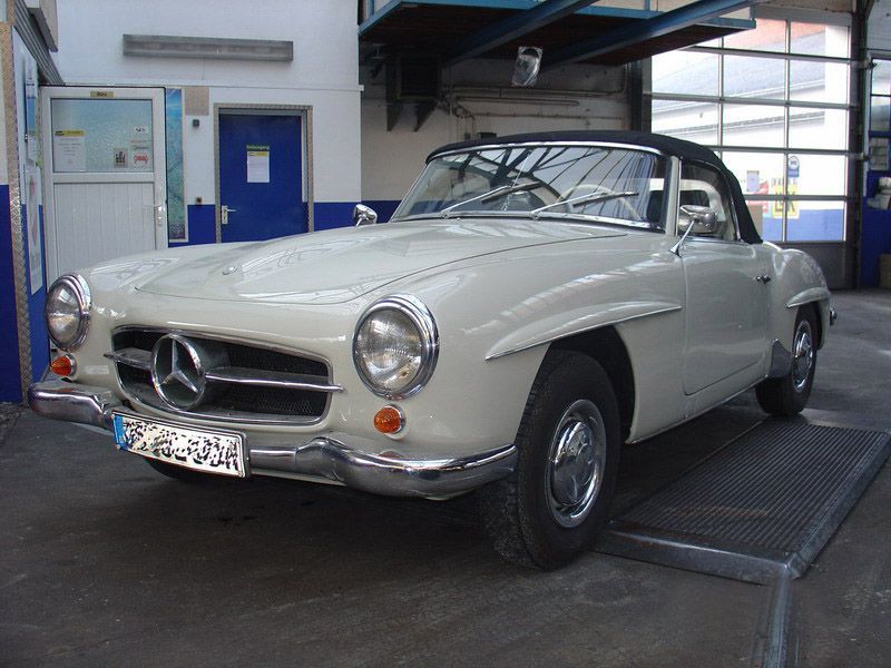 Ein weißer Mercedes steht in einer Garage