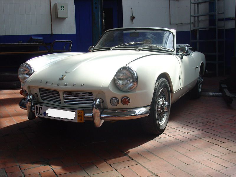 Ein weißes Auto mit einem Nummernschild, auf dem steht: hu