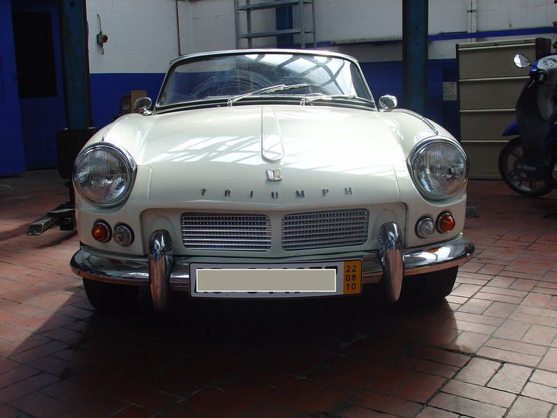 Ein weißer Triumph steht in einer Garage