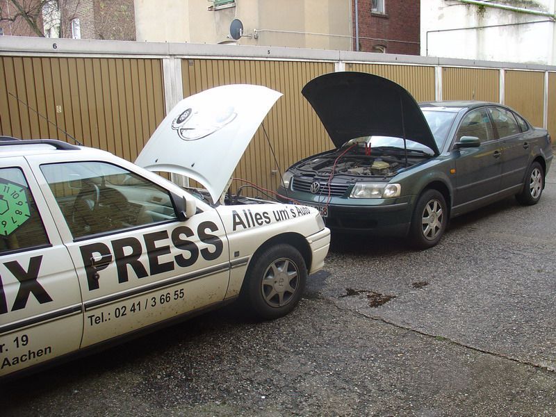 Das Wort Presse steht auf der Seite eines Autos