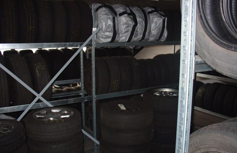 Ein Lager voller Reifen und Säcke