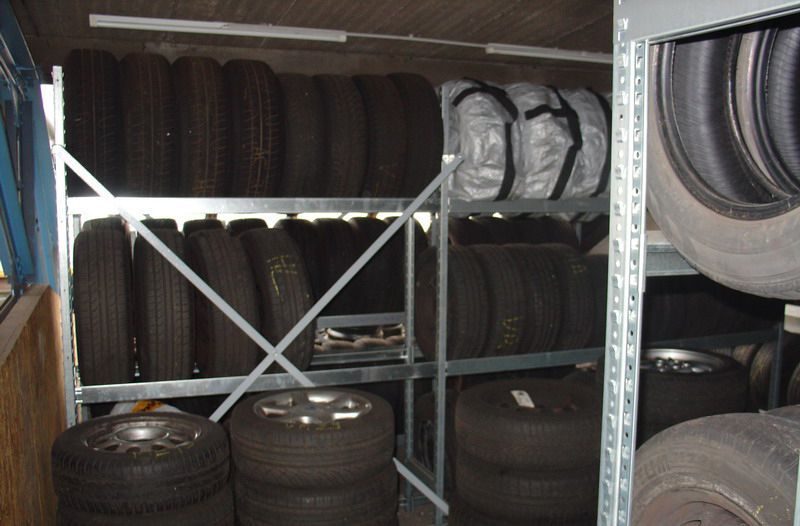 Ein Lager voller Reifen und Räder