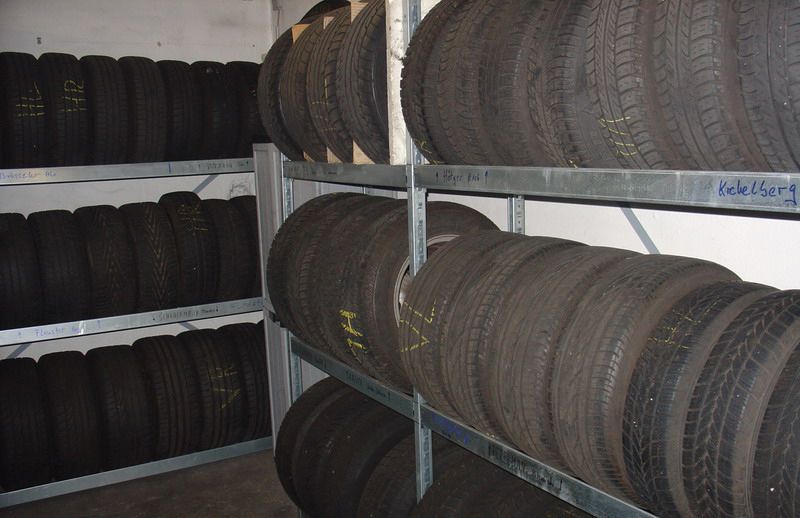 Ein Haufen Reifen sind übereinander gestapelt