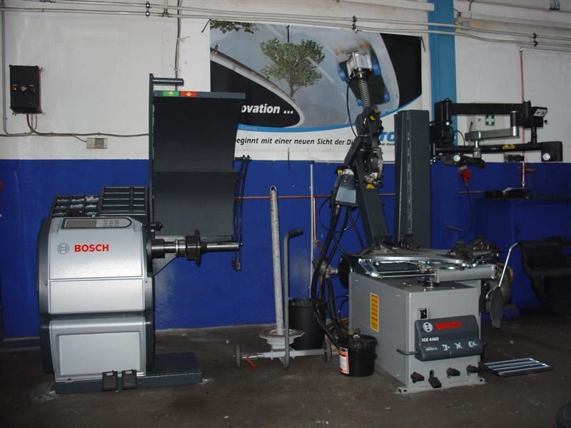 Eine Bosch Maschine steht vor einer blauen Wand