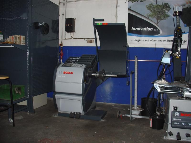 Eine Radauswuchtmaschine von Bosch steht in einer Garage