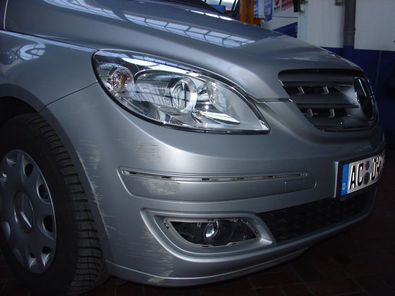 Ein silbernes Auto mit einem Nummernschild, auf dem steht: Achs