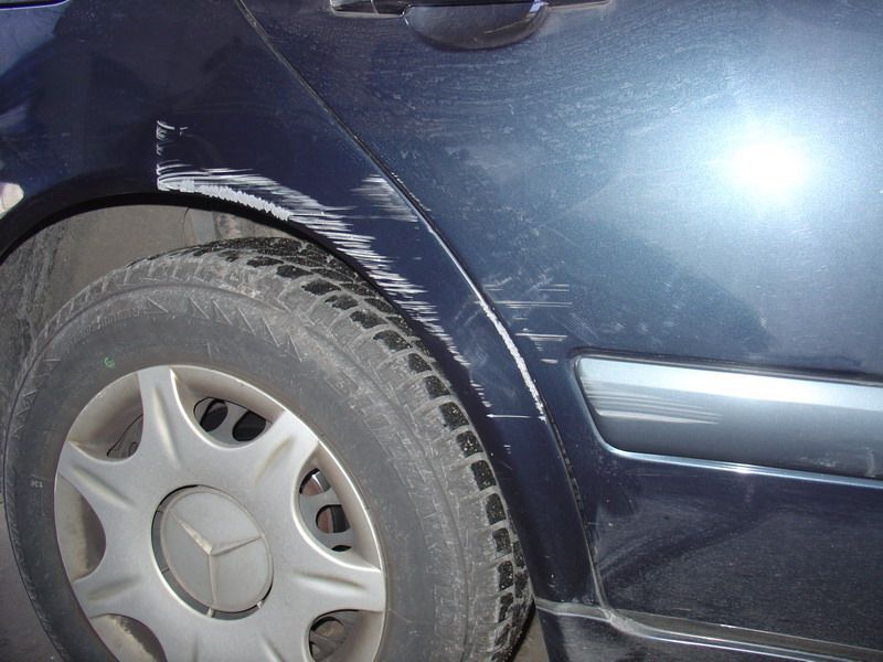 Eine Nahaufnahme von einem Mercedes-Rad und Kotflügel