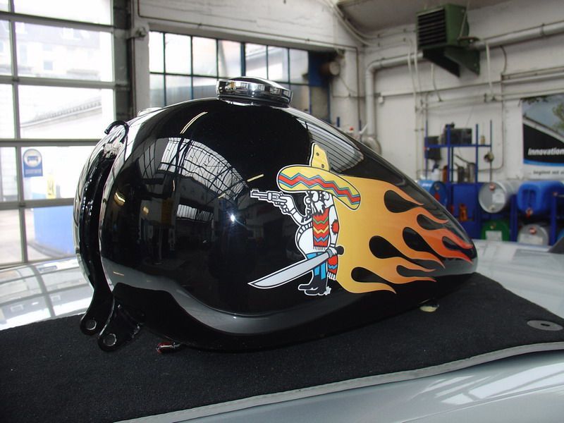 Ein schwarzer Motorradtank mit Flammen und einem Totenkopf darauf