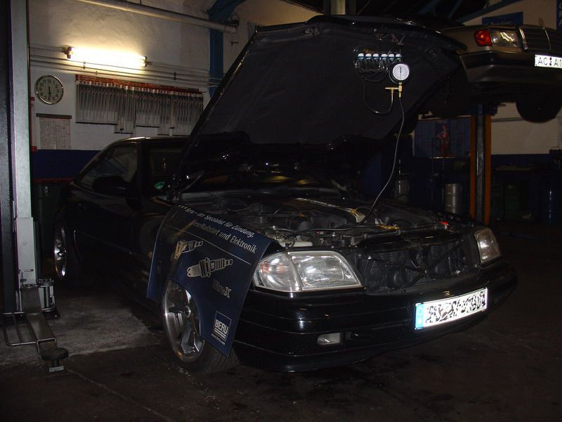 Ein schwarzes Auto mit geöffneter Motorhaube hat ein Nummernschild mit der Aufschrift ehc 993