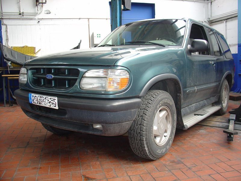 Ein grüner Ford Explorer steht in einer Garage
