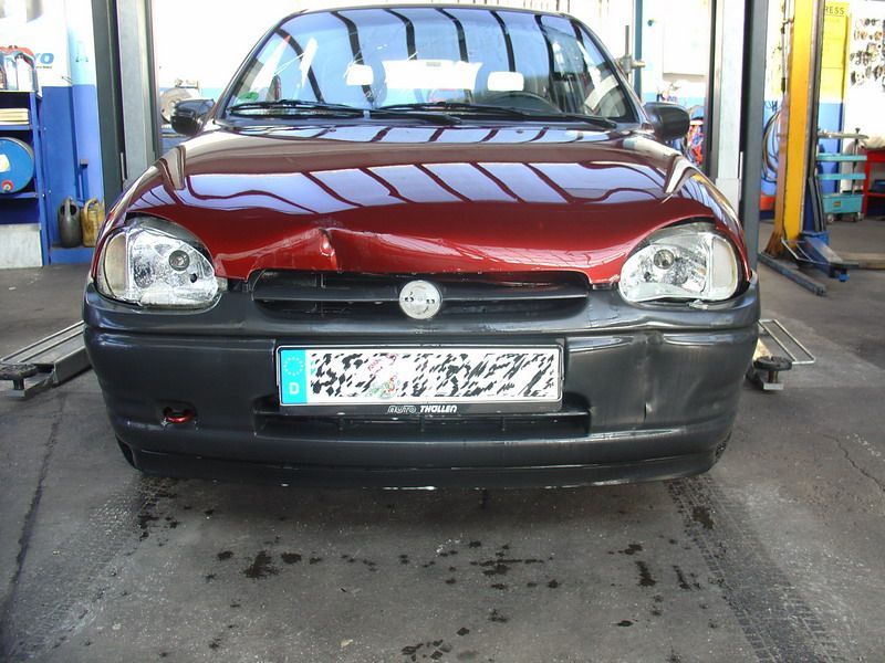 Ein rotes Auto mit einem Nummernschild, auf dem