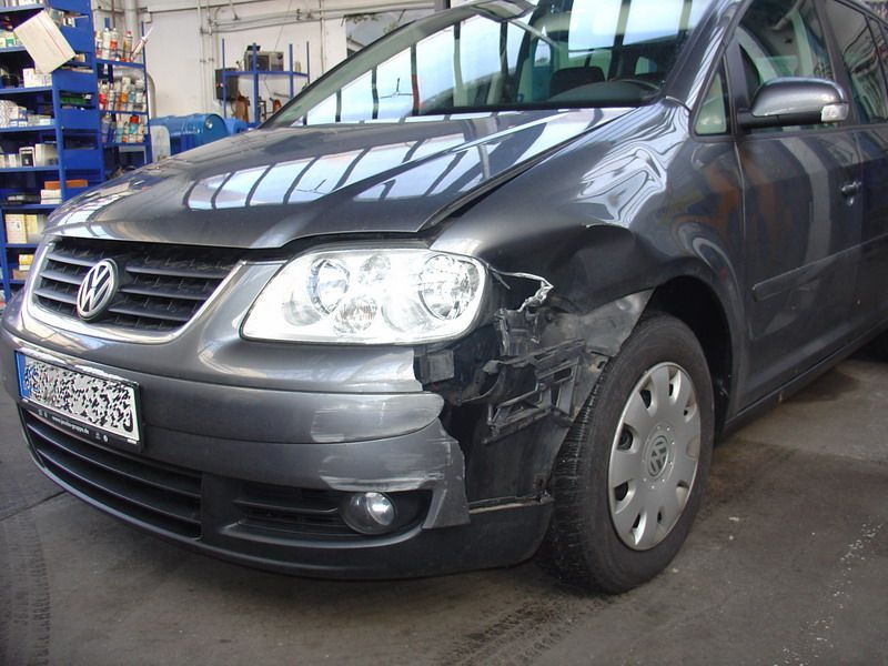 Ein Volkswagen Transporter mit einer beschädigten Frontstoßstange