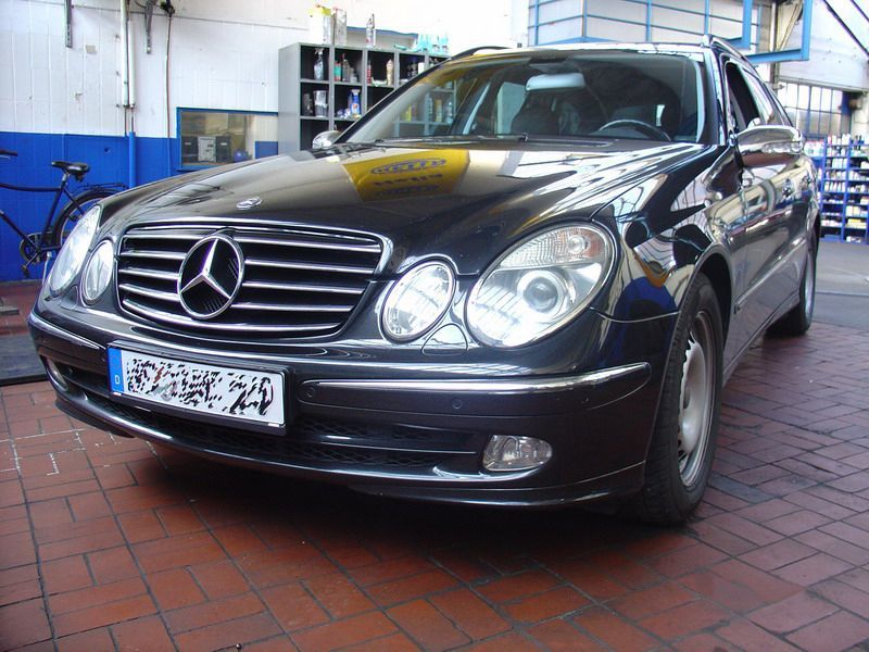 Ein schwarzer Mercedes steht auf einem Ziegelboden