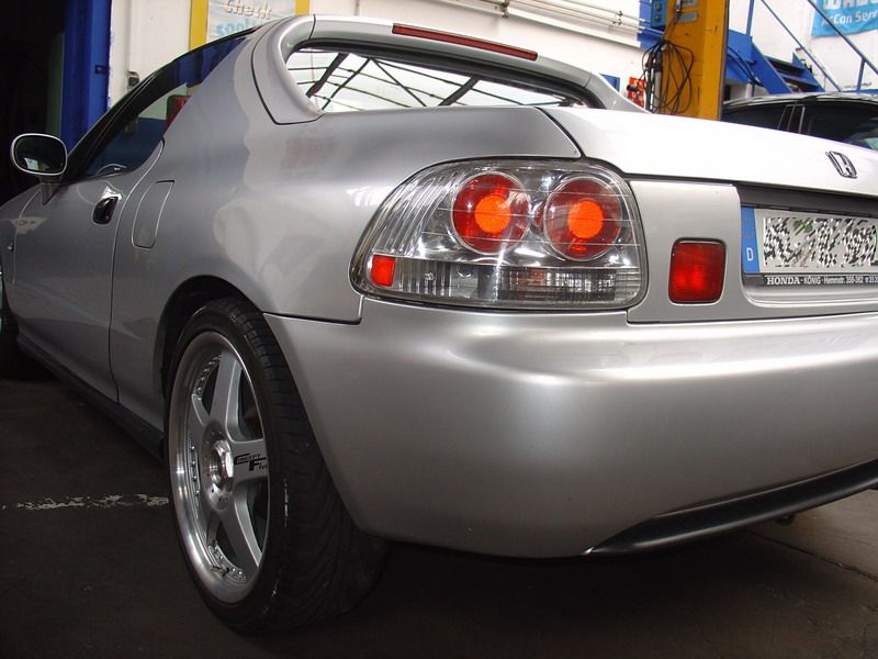 Ein silberner Honda steht in einer Garage