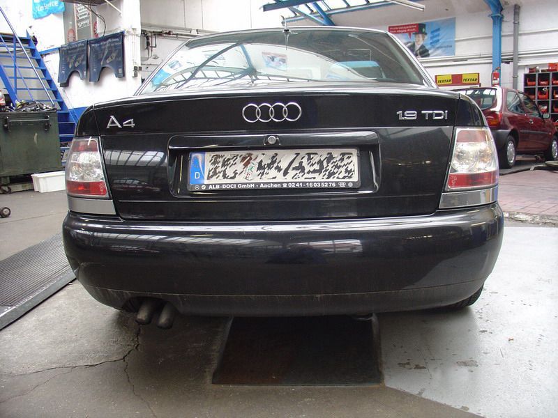 Ein schwarzer Audi A4 steht in einer Garage